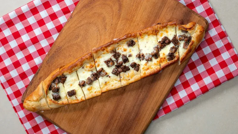 1,5 Kavurma Kaşarlı Pide